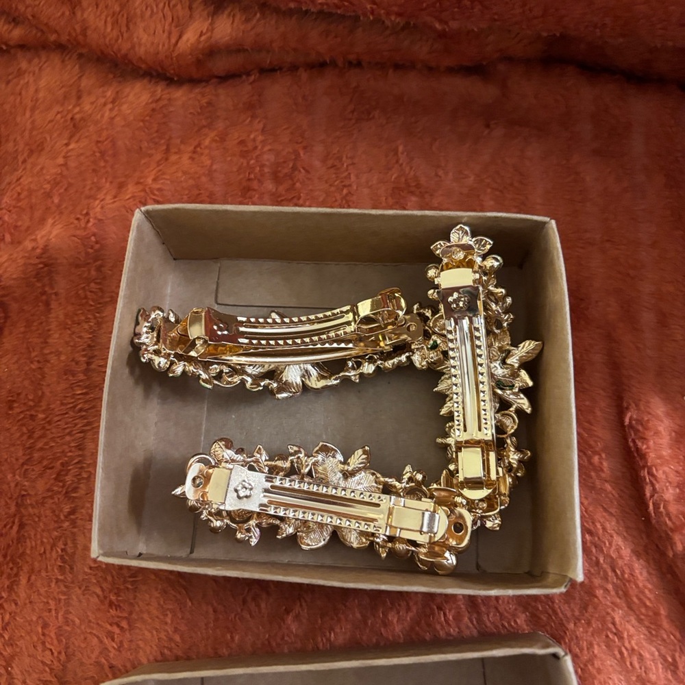 Spring & Christmas earrings; 3 Avon silvertone necklaces. 3 *FREE* hair clips! - Picture 12 of 15